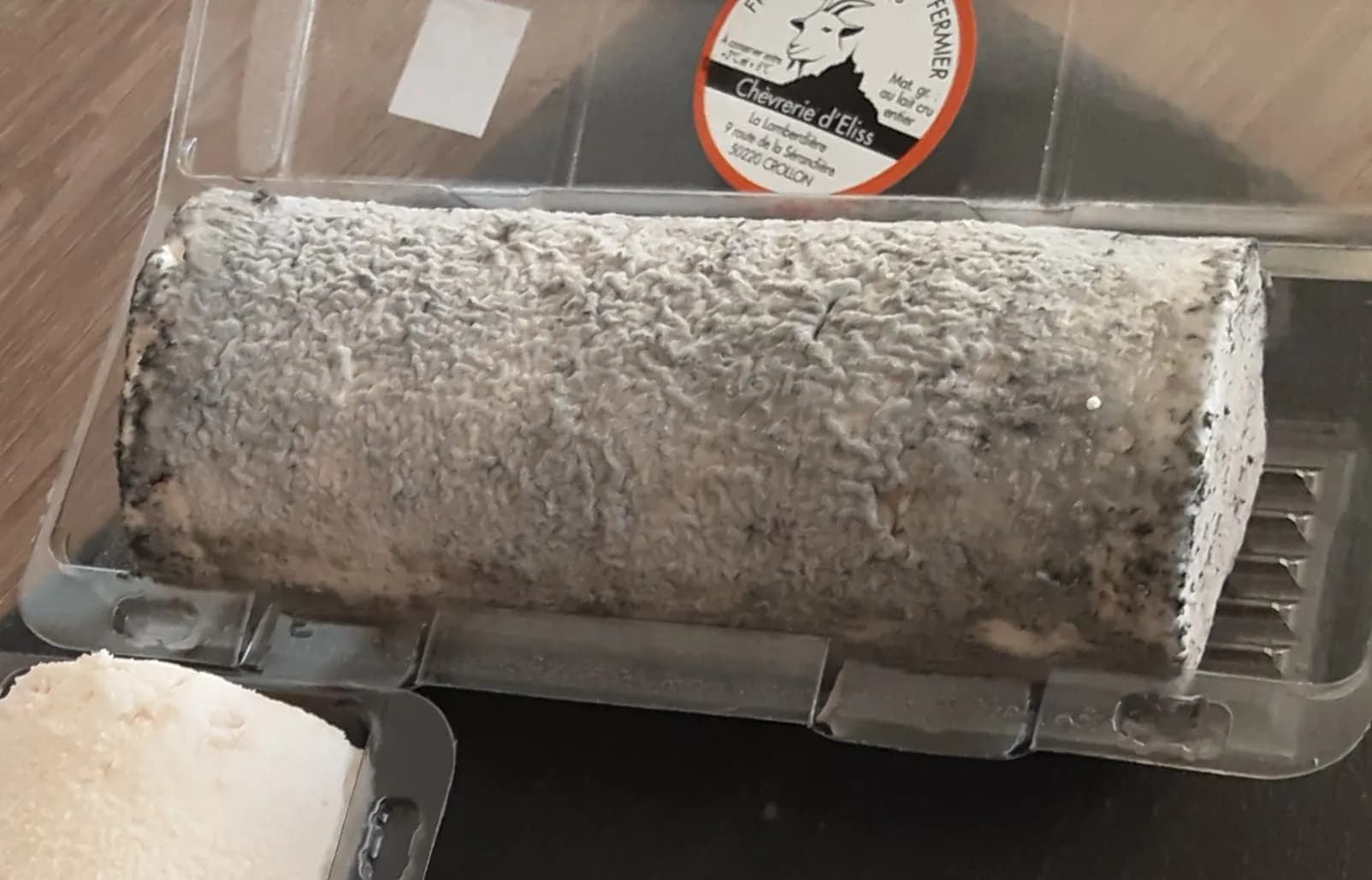 Buchette cendrée (médaille d'or LYON 2024)