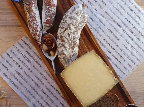 Planche Allanche : Demi fromage Sanérac, saucisson et saucisse porc