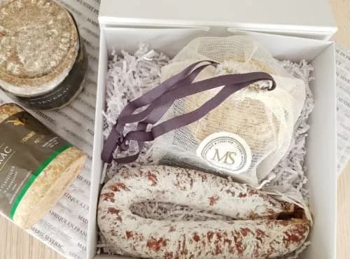 Coffret Sanérac Apero: fromage Sanérac en pochon et saucisse sèche du Cantal
