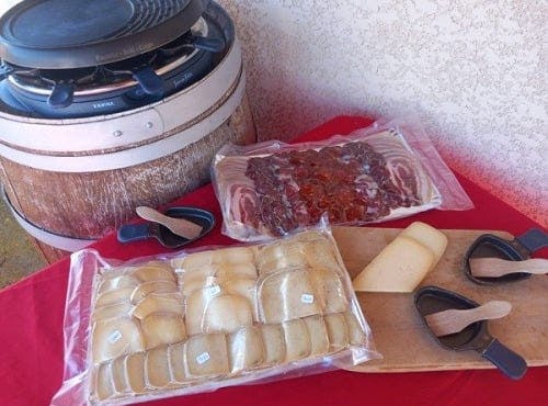 Plateau d'assortiment de fromages à raclette et sa charcuterie