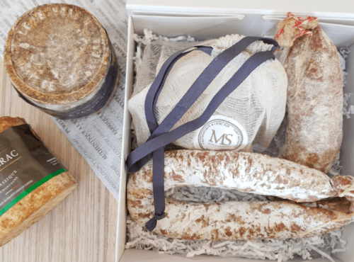 Coffret Famille Apéro: fromage Sanérac, saucisson et saucisse du Cantal, pochon en cadeau.