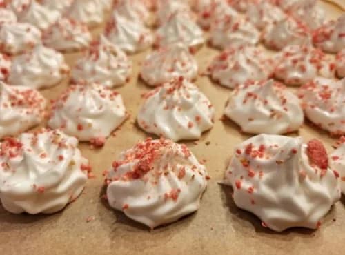 Mini Meringues aux éclats de pralines